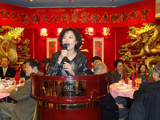 紐英崙梅氏公所101年2月12日在華埠舉辦春宴敬老聯歡晚會，熱烈圓滿，本處洪處長慧珠應邀出席並致詞。