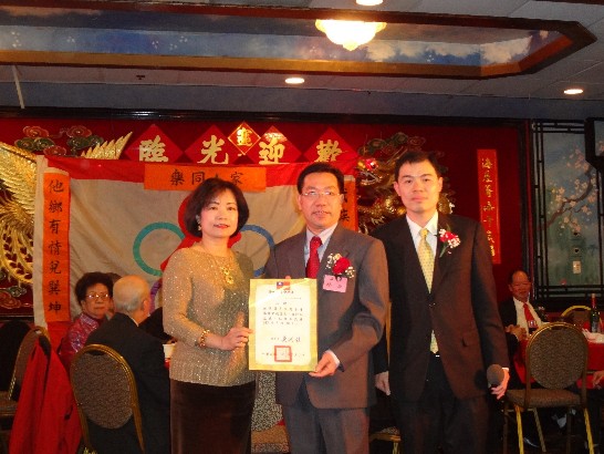 紐英崙伍胥山公所舉辦春節聯歡敬老晚會，本處洪處長慧珠(左一)代表僑務委員會頒發僑務促進委員聘書予公所主席伍煥華先生(中)後與本處僑教中心黃主任正杰合影。