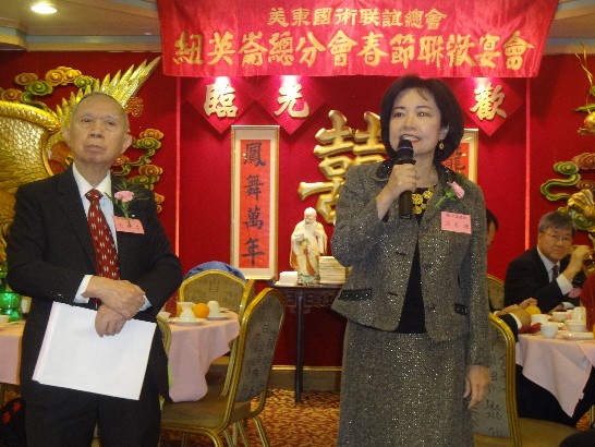 美東國術聯誼總會紐英崙總分會本(101)年4月7日晚間在波士頓華埠舉行春節聯歡宴會，嘉賓雲集，本處洪處長慧珠(右)偕同仁應邀與會並致詞。