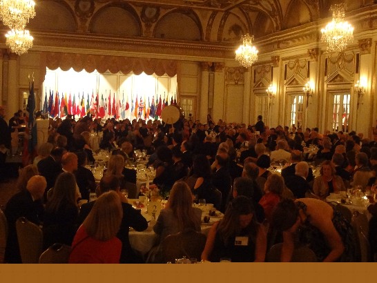 101年4月27日晚間由波士頓熱心推動國際事務的民間團體United Nations Association of Greater Boston，在波士頓Fairmont Copley Plaza舉行年度領事舞會，邀請各國派駐大波士頓地區的領事館人員及政學商等各界人士出席，本處指派同仁參加，並與紐西蘭、立陶宛兩國總領事夫婦同桌，共度此號稱"波士頓首屈一指的國際盛宴"。