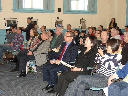 本處於101年4月29日在羅德島州Cranston市「威廉霍爾圖書館」（William Hall Library）舉行「台灣畫境」照片展與中華傳統藝術表演，向當地居民展示台灣原住民長老的華麗頭飾、花東縱谷景色攝影作品，以及僑居波士頓年輕世代的傳統舞藝演出。