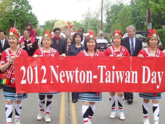 本處於101年5月7日(星期六)中午在華僑文教服務中心所在牛頓市(Newton)海德社區中心公園及周邊地區，舉辦「2012年牛頓市台灣日」暨「新英格蘭地區台灣傳統週」遊行及園遊會，麻州眾議員Kay Khan、黃子安、陳德基，牛頓市長Setti Warren、市議員談繼欣、John Rice、Gregory R. Schwartz、僑務委員陳家驊、僑務諮詢委員黃官羨夫婦等上千位僑界以及當地人士與會，場面盛大，氣氛熱烈。