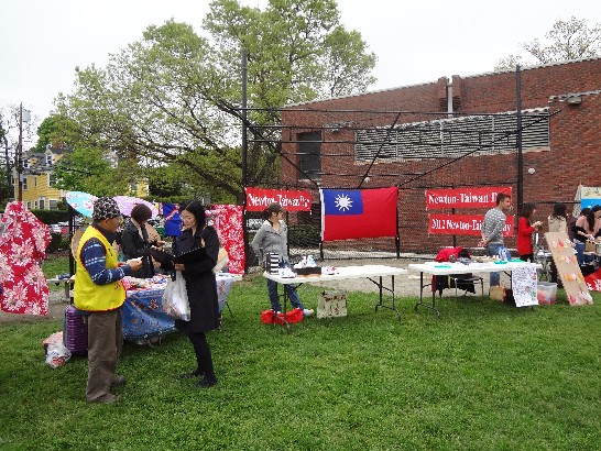 本處於101年5月5日(星期六)中午在華僑文教服務中心所在牛頓市(Newton)海德社區中心公園及周邊地區，舉辦「2012年牛頓市台灣日」暨「新英格蘭地區台灣傳統週」遊行及園遊會，麻州眾議員Kay Khan、黃子安、陳德基，牛頓市長Setti Warren、市議員談繼欣、John Rice、Gregory R. Schwartz、僑務委員陳家驊、僑務諮詢委員黃官羨夫婦等上千位僑界以及當地人士與會，場面盛大，氣氛熱烈。