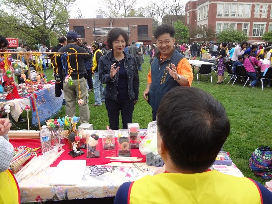 本處於101年5月5日(星期六)中午在華僑文教服務中心所在牛頓市(Newton)海德社區中心公園及周邊地區，舉辦「2012年牛頓市台灣日」暨「新英格蘭地區台灣傳統週」遊行及園遊會，麻州眾議員Kay Khan、黃子安、陳德基，牛頓市長Setti Warren、市議員談繼欣、John Rice、Gregory R. Schwartz、僑務委員陳家驊、僑務諮詢委員黃官羨夫婦等上千位僑界以及當地人士與會，場面盛大，氣氛熱烈。