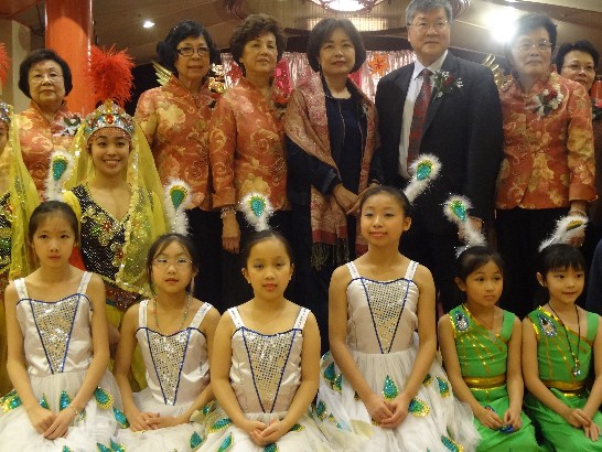 紐英崙婦女新運會101年5月6日在波士頓華埠舉行慶祝雙親節晚會，表達對全天下父母親的祝福，氣氛溫馨，本處洪處長及同仁應邀與會。