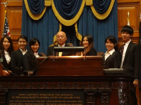 外交部為鼓勵青年學子參與國際交流，本(101)年擴大遴選國內25所大學院校共43個團隊，分別前往38國進行訪問交流，其中由國立政治大學外交系副教授姜家雄博士(圖中)率領之該校學生六人，一行於本年6月25日搭機抵達波士頓，並於7月8日完成訪問後返國。