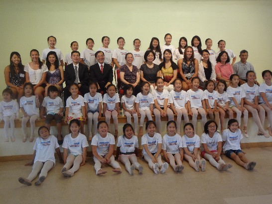 中華藝術協會於今年8月12日至18日，舉辦為期一周的中華民族舞蹈夏令營，由該協會執行長陳玉律女士(中排右7)擔任營主任，課程包括中國舞蹈、芭蕾訓練、爵士訓練、Hip Hop、中國舞蹈基本功及舞台化粧等。