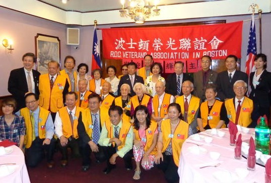 行政院國軍退除役官兵輔導委員會金副主任委員筱輝率團訪問波士頓，波士頓榮光聯誼會於8月2日舉辦歡迎餐會，金副主任委員致辭表達政府對旅外榮民之關懷；本處洪處長偕相關同仁及寓居麻州之美國海外作戰退伍軍人協會總會長Richard L. DeNoyer夫婦等人亦應邀出席。