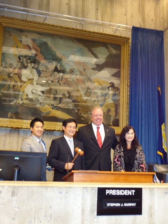 為加強姊妹市交流，台北市議會周副議長柏雅偕秦議員慧珠及何議員志偉一行7人本(9)月3日抵波訪問，該團於5日由本處洪處長陪同前往市府大樓，拜會市議會議長Stephen Murphy及經濟發展暨規劃委員會主席Bill Linehan議員、市府環境暨能源處(Office of Environmental and Energy Services)秘書長Jacob Glickel，並參訪市府大樓及重建局(Boston Redevelopment Authority)，聽取資深建築師David Carlson有關該市重大都市規畫簡介。