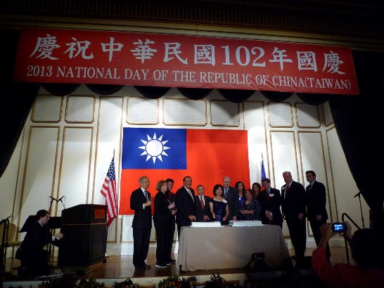 洪處長與出席貴賓共同舉行切蛋糕儀式