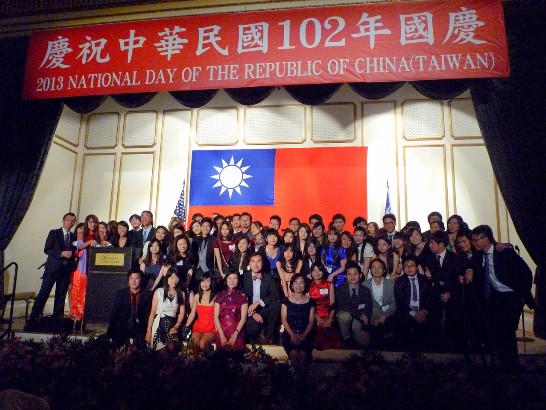 洪處長與出席酒會留學生合影