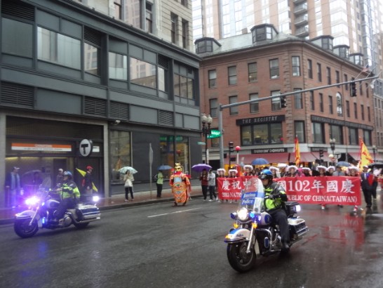 遊行隊伍前有警用機車開道