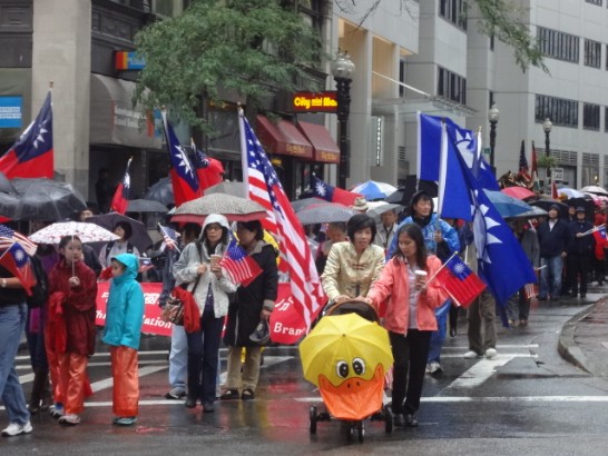 參與民眾不畏雨勢，扶老攜幼參與