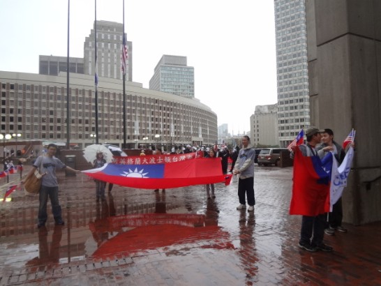 民眾合持大面國旗抵達市府廣場