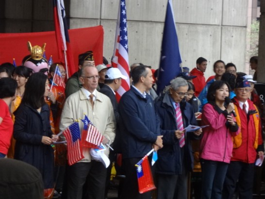 洪處長慧珠致詞，旁立者為陳會長毓禮(右三)、麻州眾議員Aaron Michlewitz(右四)、波士頓市議員Bill Linehan(右五)、不分區市議員候選人吳弭(右六)及陳僑務委員家驊(右一)等人.