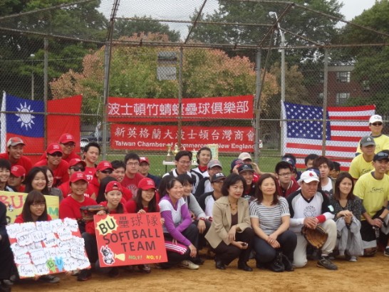 洪處長(中)與主辦單位及參賽隊伍代表合影。