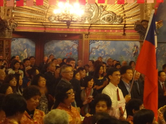 國旗進場時，來賓起立致敬