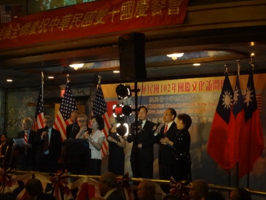 洪處長(右五)、郭主任大文(右三)與陳會長毓禮(右六)、馬僑務委員滌凡(右四)、陳僑務委員家驊(左二)及陳毓璇先生(左一)等僑領上台合唱。