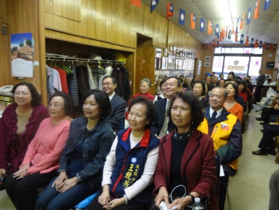 中國國民黨波士頓分部舉行「慶祝國慶大會」102年10月6日舉行，近百人出席，洪處長(前排中)偕陳副處長及郭主任應邀與會致詞並與眾人合影。