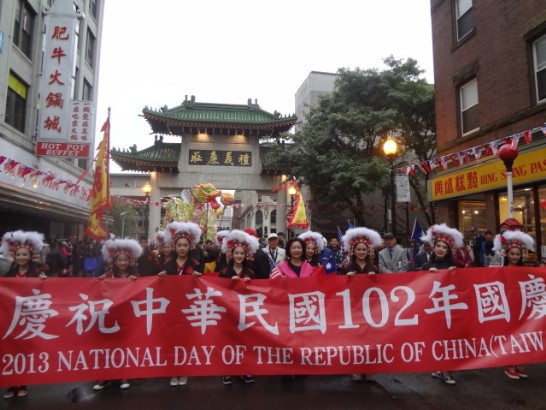 洪處長慧珠(前中)與陳會長毓禮率領遊行隊伍從波士頓華埠出發