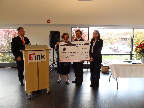 麻州勞工及人力發展局局長Joanne Feinberg Goldstein（左二）致贈人力培訓金給E Ink公司。E Ink全球分析科技副總裁Lynne Garone(右起)，董事長何奕達代表接受。旁為產品管理主任Giovanni Mancini。