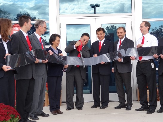 台灣元太科技董事長何奕達(右四)和E Ink財務長聶禮和（右三），元太科技總經理蔡娟娟（左四）等公司高層人員一起為E Ink美國總部啓用剪彩。