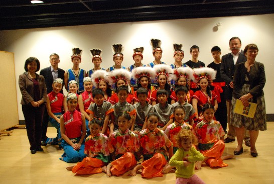 洪處長與Newport市長Harry Winthrop、Newport Public Library館長Regina Slezak與全體演出者合影.