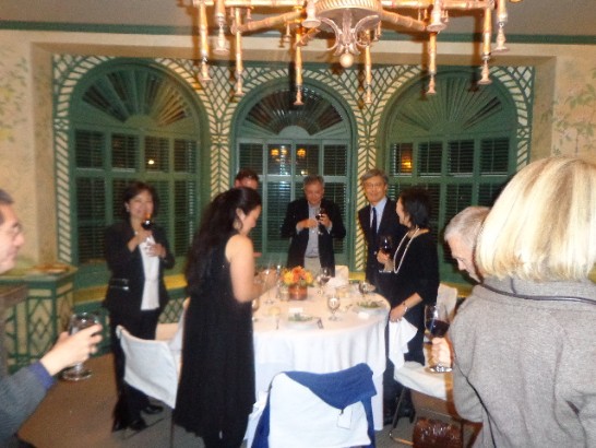 李安在酒會後之餐宴中舉杯致意