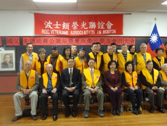 波士頓榮光聯誼會於102年11月10日在中華公所會議室舉辦紀念國父、先總統蔣公102年誕辰暨慶祝榮民節及會員大會，石理事長家孝(坐排左四)主持，禮成邀洪處長慧珠(坐排左五)、郭主任大文(坐排左三)與會員合影。
