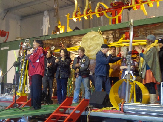 洪處長與得獎人合影，前立者為主持人謝茵女士