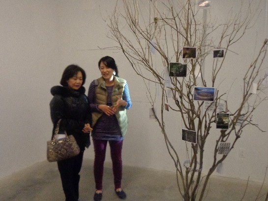 洪處長參觀駐村藝術家趙書榕藝展