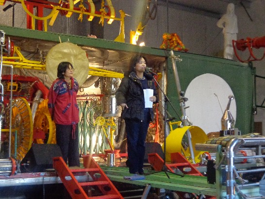 洪處長致詞，左立者為國際村創辦人謝茵女士