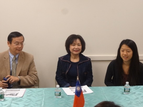 102年1月26日本處僑教中心舉辦「2013海外華裔青年英語服務營」記者會，洪處長偕僑教中心郭主任大文主持，說明活動報名、日程等事項，另邀曾於上年度參加該營、目前就讀麻省理工學院之王韶晨簡報參加經驗，歡迎大家踴躍參與。