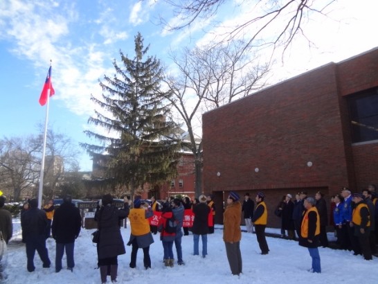 國旗冉冉升上，眾人合唱國旗歌並行致敬禮，一同展現愛國熱誠