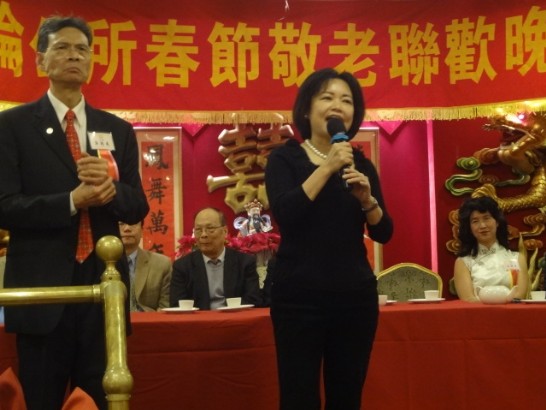 昭倫公所102.2.17舉辦慶祝新春晚宴，洪處長偕陳副處長及僑教中心郭主任大文等應邀與會並致辭。