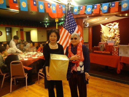 榮光聯誼會102.2.17舉辦慶祝新春晚宴，洪處長致贈摸彩禮品。