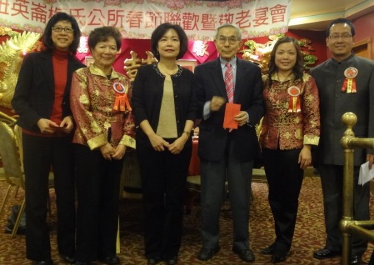 梅少彬主席(右一)及梅麗梨主席(右二)邀洪處長(右四)及陳毓禮先生(右三)等貴賓合影。