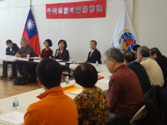 上午洪處長偕郭主任大文主持僑教中心舉辦僑務榮譽職人員座談會及本年牛頓台灣日籌備會議，並轉頒僑委會致僑務顧問莊紀華等六位僑務榮譽職人員之聘書。