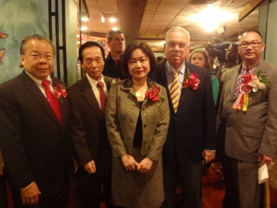 洪處長偕陳副處長銘俊及郭主任大文應邀與會致辭，並與波士頓市長Thomas M. Menino(右二)等貴賓合影。