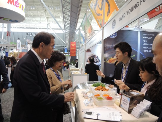 為今年首度前來參展的顏師父與洪處長品嚐海產美食。