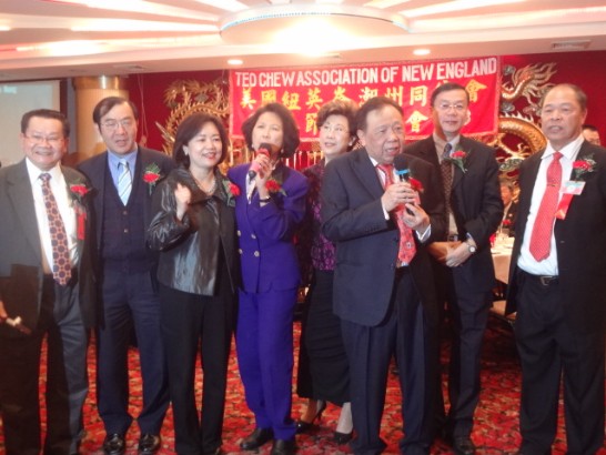 洪處長(右六)、僑務委員馬滌凡女士(右五)、陳副處長銘俊(右七)及僑教中心郭主任大文(右二)上台與同鄉會會長楊克敬夫婦(右三、右四)等人合唱。