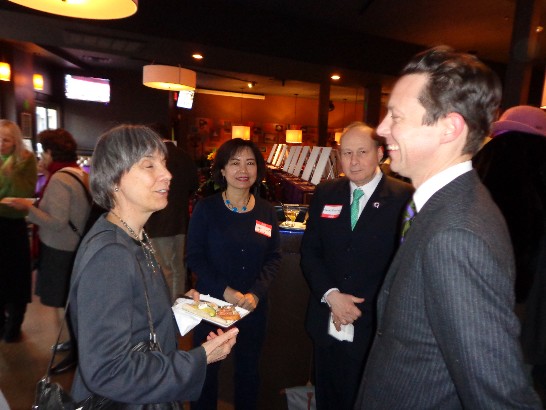 洪處長與麻州眾議會多數黨領袖Stanley C. Rosenberg及眾議員Denise Provost,電資館長Haden Guest交談愉快.