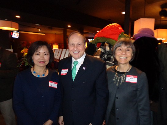 洪處長,麻州眾議會多數黨領袖Stanley C. Rosenberg及眾議員Denise Provost合影