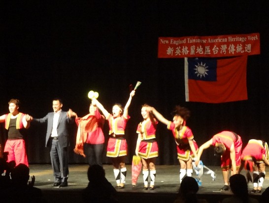 僑委會籌組「2013年北美地區臺灣傳統週」訪團「臺北市立體育學院文化藝術隊」102年4月14日晚間在波士頓西郊Belmont High School公演，節目精彩，全團謝幕，觀眾報以熱烈掌聲。