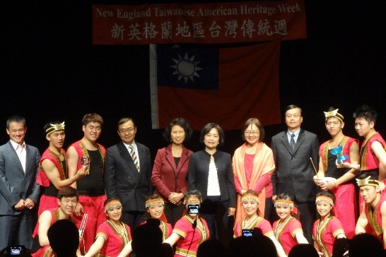 洪處長(立排右五)及陳副處長(右七)及僑教中心郭主任(右三)及馬僑務委員(右六)上台與臺北市立體育學院副校長黃月桂教授(右四)等全體團員合影。