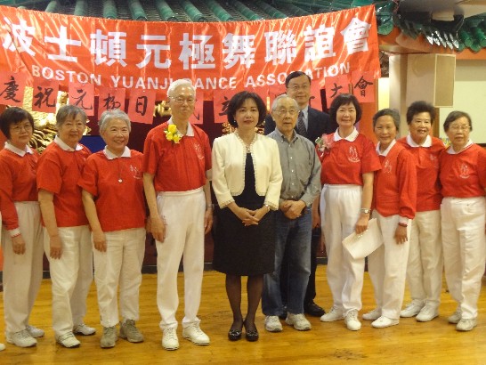 元極舞協會波士頓分會102年5月19日晚間舉辦慶祝亞太裔傳統月、元極日及該分會成立十週年聯合大會，處長偕僑教中心郭主任大文應邀與會並合影。