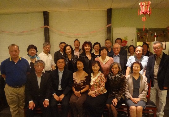 本處僑教中心郭主任大文(坐左二)赴新罕布夏州訪視僑民，並邀榮光會殷理事長尚堅(左一)夫婦等僑民晚餐敘，瞭解僑情，僑務委員馬滌凡(坐左三)及簡組長宏昇等座陪。