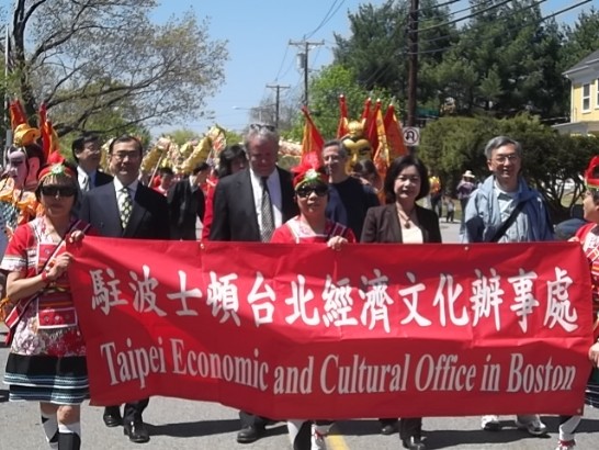 洪處長慧珠(右二)及政要僑領代表率隊遊行，其後有「電音三太子」及舞龍之精彩表演