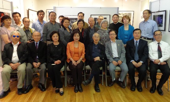 紐英崙藝術學會102年6月8日舉辦會員書法國畫攝影聯展暨慶祝喬遷茶會，該會成員邀洪處長及郭主任等貴賓合影。