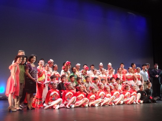 中華民族藝術工作坊人員謝幕，洪處長及郭主任大文等貴賓應邀上台合影。